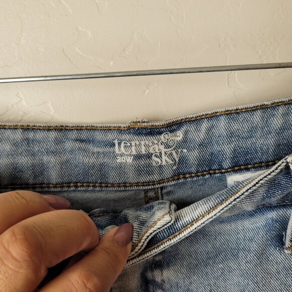 Terra & Sky Plus Size Lightwash Distressed Wide Leg Jeans - Picture 7 of 9